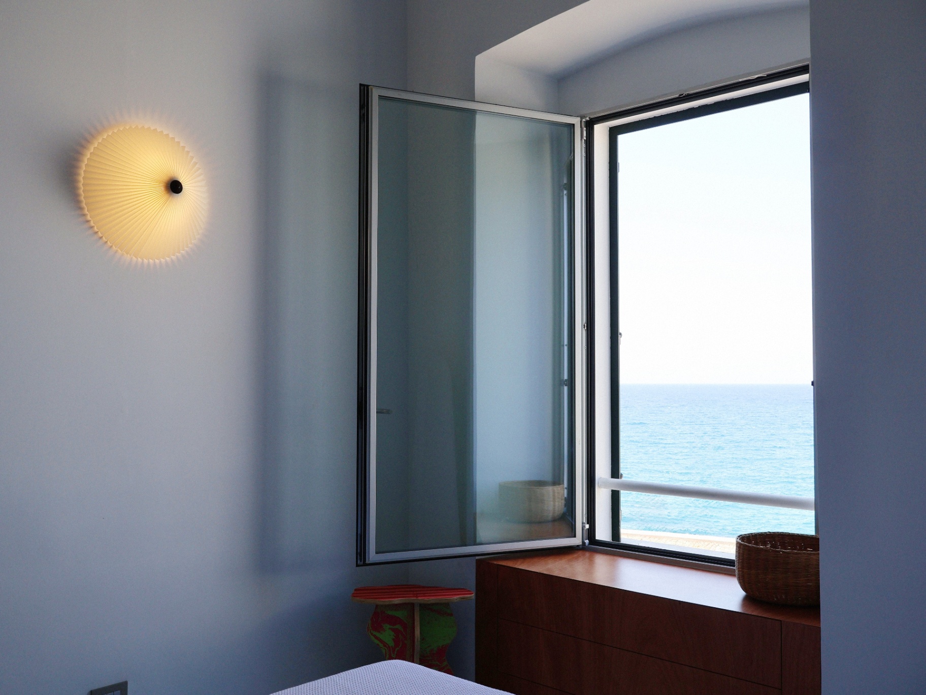 Daybed nook with chrome lamp