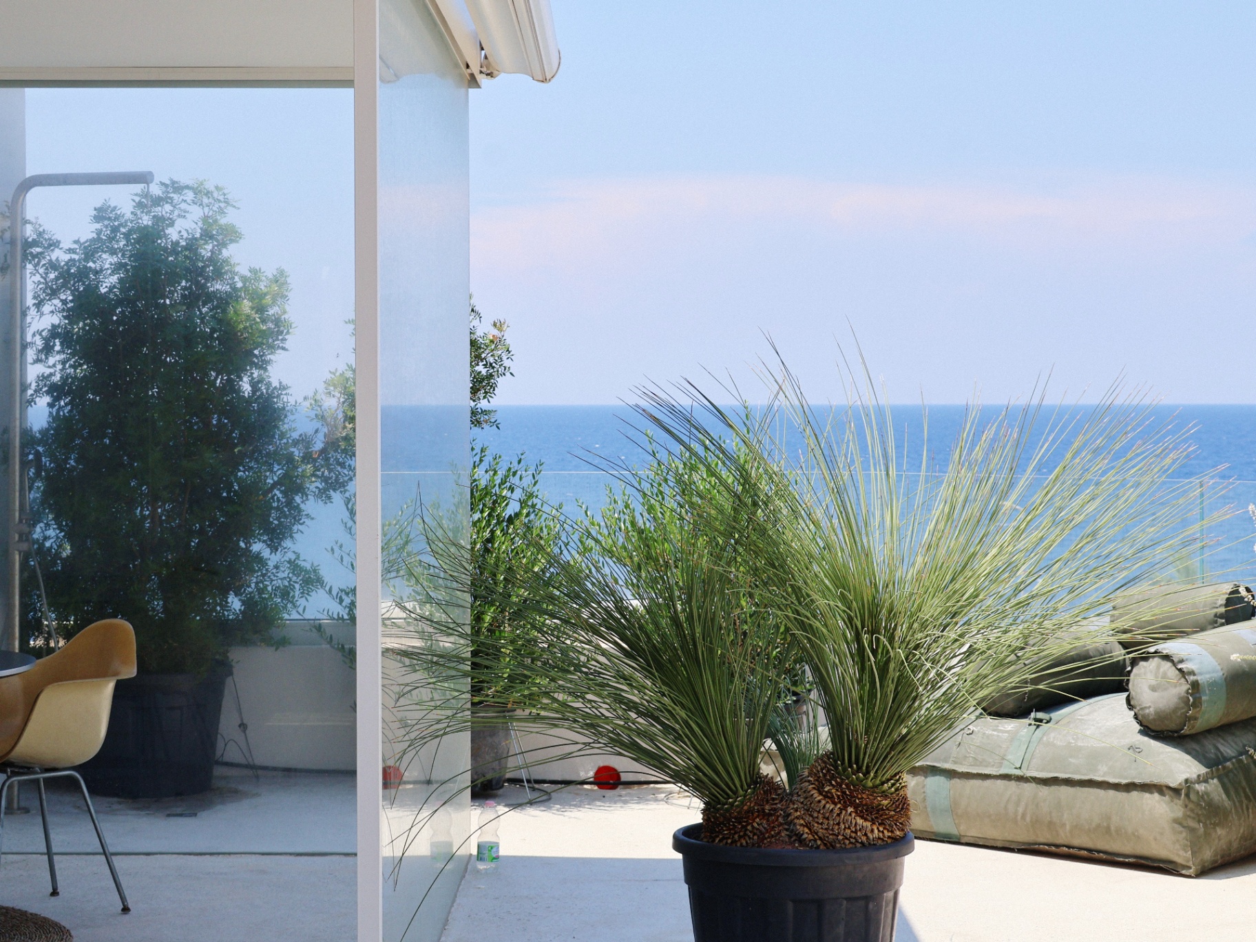 Glass house, outdoor kitchen, sea 100 m away — 3